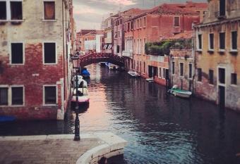 Venice Romantic Home allows 18 year olds to book a room