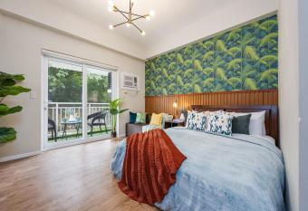 AMANI 107B, 3 Minutes to Airport, with Gym & Pool ,FAST WIFI, Free Netflix has Balcony rooms