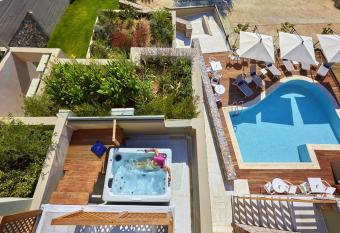 Mystery Skiathos Luxury Residence allows 18 year olds to book a room