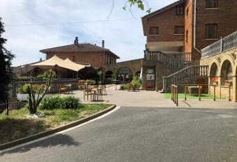 Pensi  n Ametzaga  a allows 18 year olds to book a room