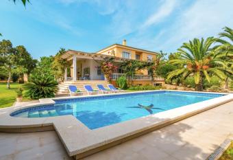 Casa Bonita (Ses Salines) has rooms with a private hot tub