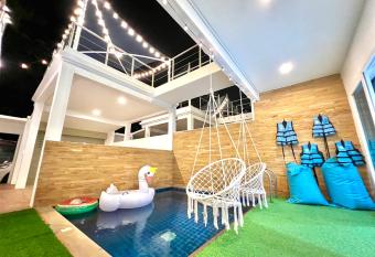 De  ozone ongsa pool villa                                            has Balcony rooms