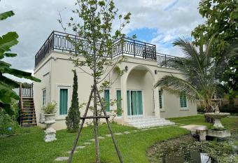 Villa Lacroix Organic Farm has rooms with a private hot tub