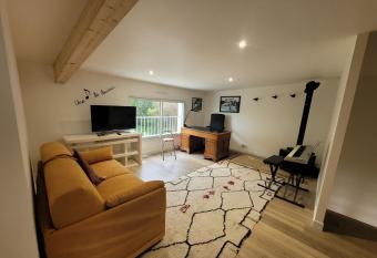 Le 113 Bis Saint Hilaire de Riez has rooms with a private hot tub