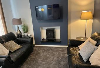 Modernised 4bed stay-away-home in Runcorn sleeps 7 has Balcony rooms