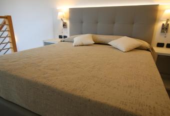 Eraclea Palace Hotel 4 stelle S has rooms with a private hot tub