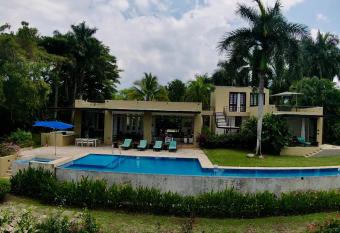 Casa en Club Mesa de Yeguas Anapoima Cun allows 18 year olds to book a room