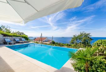 Villa Art Gallery has Balcony rooms