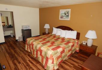 Regency Inn Iola has rooms with a private hot tub