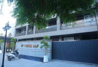 Rosewood Grand has Balcony rooms