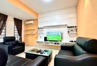 Desaru -- Semi-D, KTV, Mahjong, Games 5BR4B 18-20pax by Cowidea has Balcony rooms