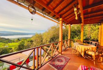 Varsovia, casa de madera biblioteca has Balcony rooms