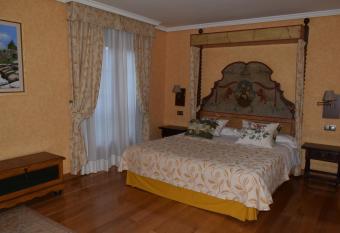 Hospederia La Ca  ada allows 18 year olds to book a room