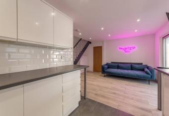 Modern Fully Renovated 4 Bedroom has Balcony rooms