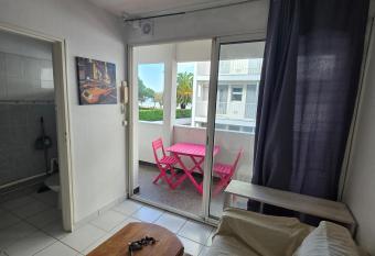 Studio face au bassin plein centre d arcachon has Balcony rooms