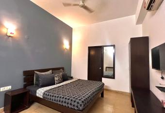 Room with kitchen on main road at 10k has rooms with a private hot tub