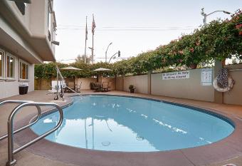 Best Western Plus Airport Plaza allows 18 year olds to book a room