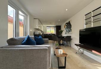 Trendy 2BR 2BA Flat in Crystal Palace allows 18 year olds to book a room