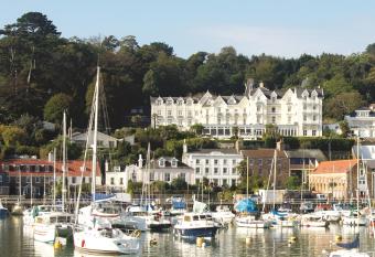 Somerville Hotel allows 18 year olds to book a room