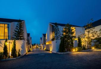                          has rooms with a private hot tub