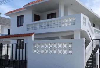 White Paradise Beach House Your Coastal Haven has Balcony rooms