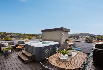 Penthouse apartment in Oslo has rooms with a private hot tub