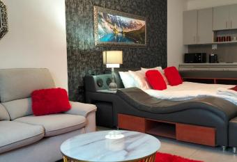 Rest Inn C Guesthouse - 10min from OR Tambo Airport has Balcony rooms