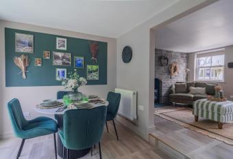 Cottage Cwtch has Balcony rooms