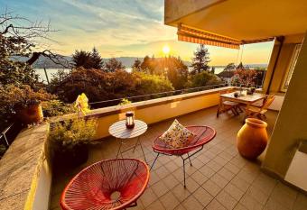 Villa Sunshine - Lake Zurich Gold-Coast has Balcony rooms