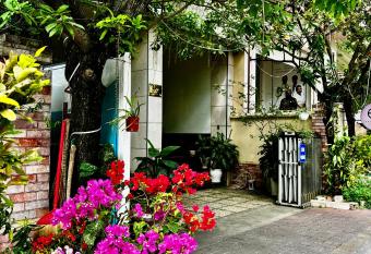 Hy Th  nh Hotel has Balcony rooms