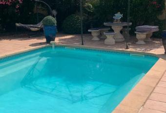 Villa Proven  ale climatis  e avec jardin, piscine, barbecue, sauna has Balcony rooms