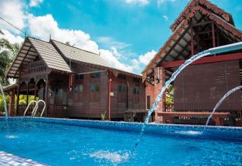 Teratak Sarah Guesthouse has Balcony rooms