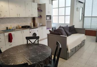 A 5 mn de la plage allows 18 year olds to book a room