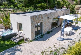 HOME&TREES - Villa Sole Jacuzzi Calme allows 18 year olds to book a room