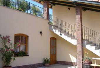 S  rosdi Pince   s Panzi   has Balcony rooms