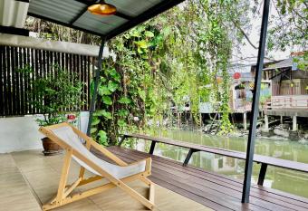 Kirin Riverside Homestay with AC, WiFi in Bangkok has Balcony rooms