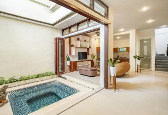 The Seven Residence has Balcony rooms