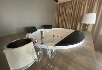 Resort Hotel Tamerici has rooms with a private hot tub