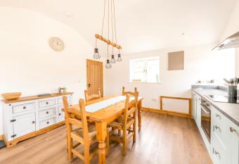 Well-located countryside cottage has Balcony rooms