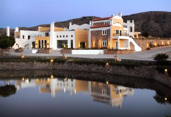 Delina Mountain Resort has rooms with a private hot tub