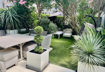 Jardin sur la Pointe Croisette Luxe en Bord de Mer has rooms with a private hot tub