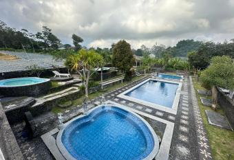 Arlinas Guest House has Balcony rooms