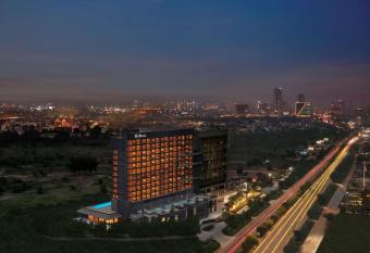 Hilton Gurugram Baani City Centre has rooms with a private hot tub