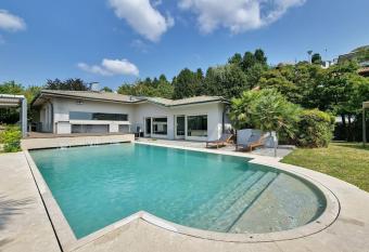 Villa Belvedere - Pool, Sauna, Gym, Private Nightclub has rooms with a private hot tub