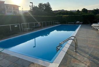 Elegante trilocale con piscina has Balcony rooms