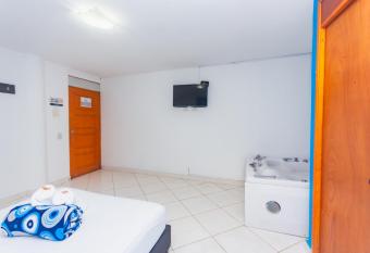 Hotel Tropical San Jeronimo has rooms with a private hot tub