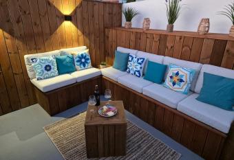 P  ra Holiday House has Balcony rooms