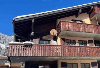 Cosy Appartement dans chalet has Balcony rooms