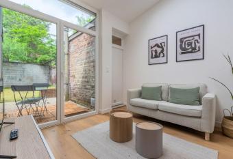 Appartement une chambre avec jardin, proche tram has Balcony rooms