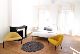 L H  tel Particulier Beziers allows 18 year olds to book a room